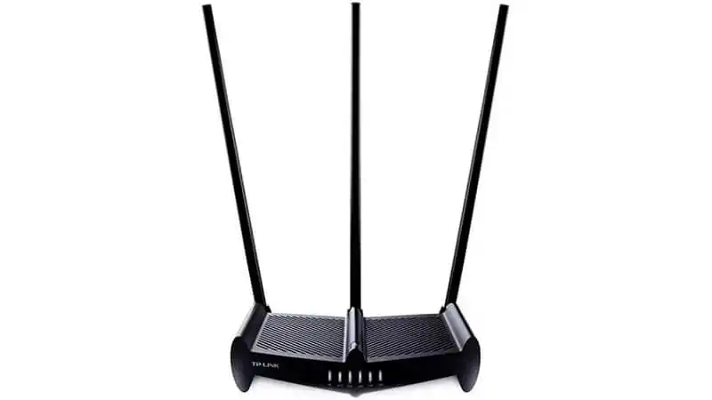 imagem de um roteador TP-Link WR941HP na cor preta com três antenas
