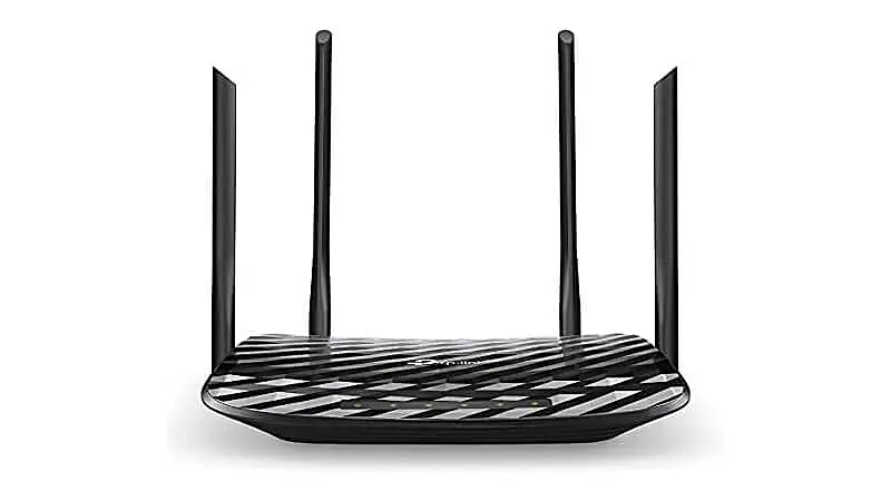 imagem de um roteador TP-Link EC230-G1 na cor preta com quatro antenas