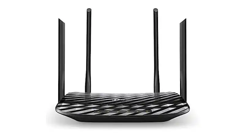 imagem de um roteador TP-Link EC230-G1 na cor preta com quatro antenas