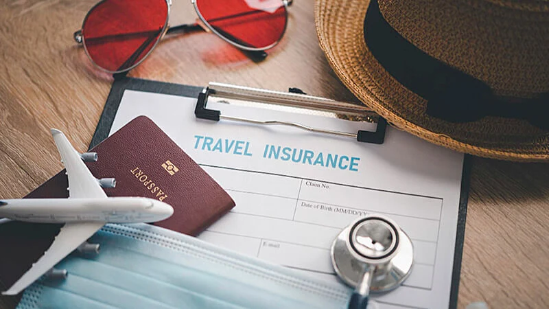 Foto de um contrato de seguro e um cartão de crédito em cima de uma mesa