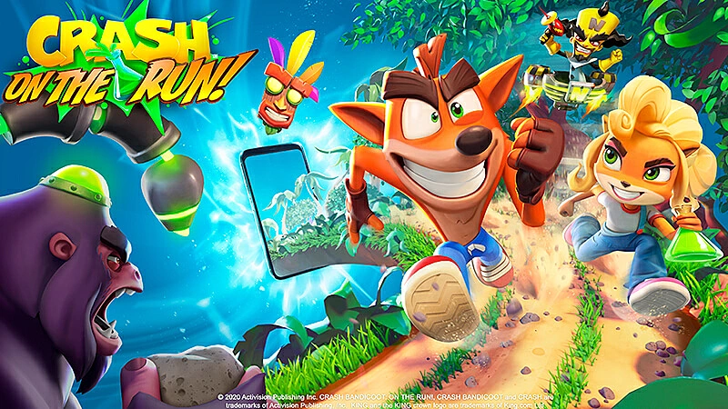 imagem que mostra os personagens do jogo Crash Bandicoot: On The Run! saindo da tela de um celular e correndo sobre uma estrada de terra