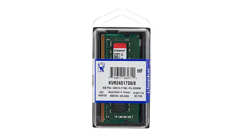 imagem de um pente de memória RAM de notebook da Kingston lacrado em um pacote plástico