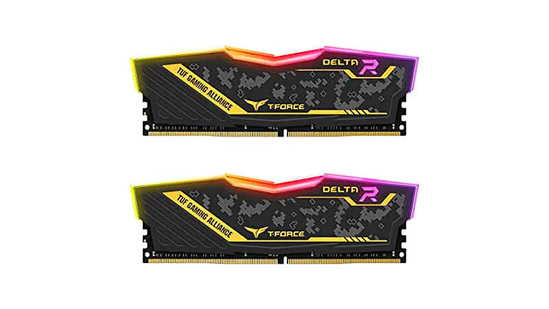 imagem de dois pentes de memória RAM T-Force com dissipador na cor preta e iluminação RGB