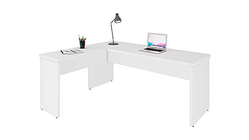 imagem de uma mesa de escritório em L Netmobil na cor branca com um notebook, um vaso e uma luminária em cima