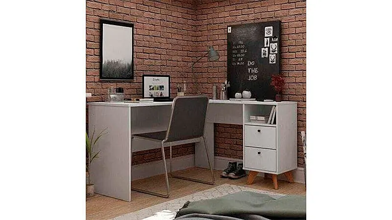 imagem de uma mesa de escritório em L Havana da Gelius na cor branca com duas gavetas e diversos objetos em cima dentro de um quarto