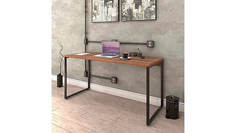 imagem de uma mesa de escritório Kuadra em uma sala com design industrial