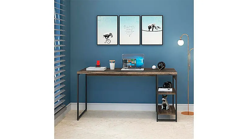 imagem de uma mesa de escritório Dynamica da Compace Design com duas estantes embutidas