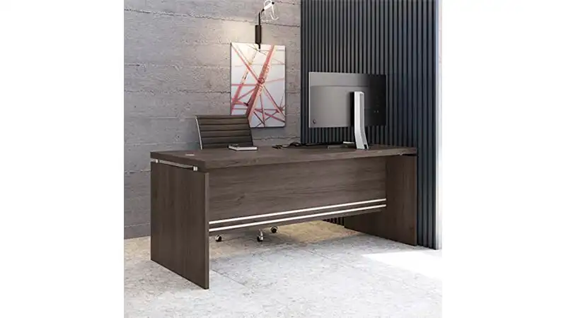 Mesa de Escritório imagem de uma mesa de escritório no padrão direto com acabamento em carvalho