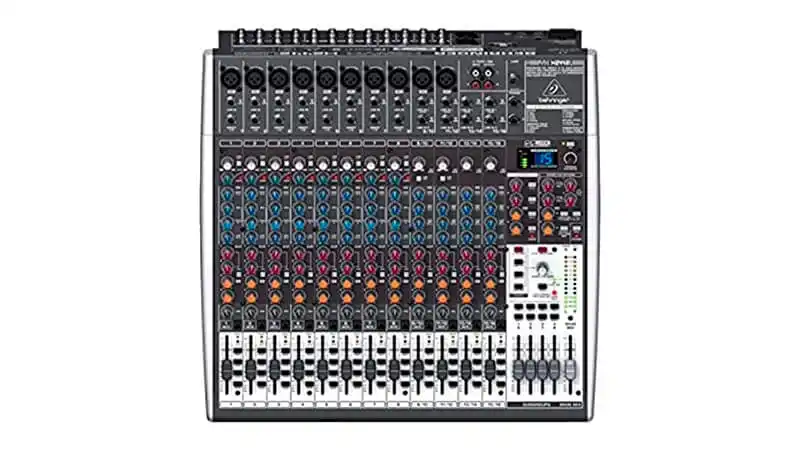 imagem de uma mesa de som Behringer vista de cima