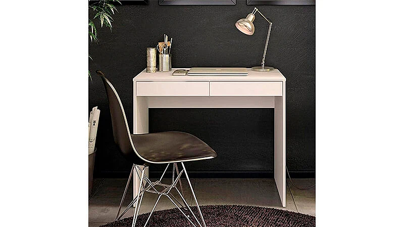 imagem de uma mesa para escritório com duas gavetas com diversos objetos em cima em uma sala com parede preta e atrás de uma cadeira