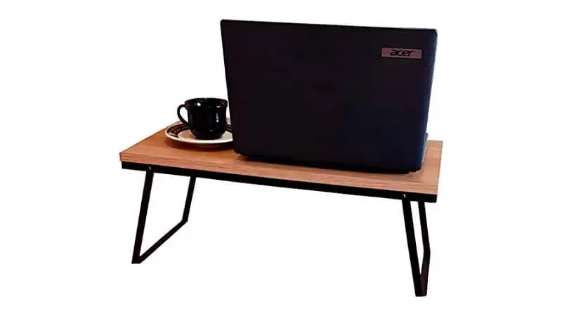 imagem de uma mesa para notebook dobrável da Strassis Design com tampo de madeira com um notebook e uma xicara de café em cima