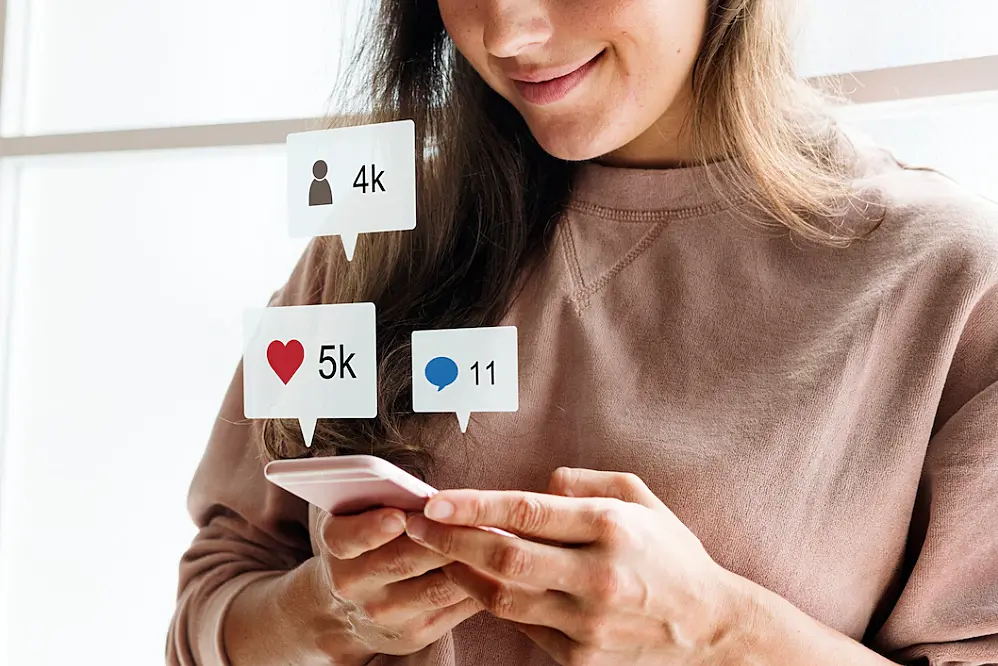 Mujer na navegando por redes sociales en un móvil 