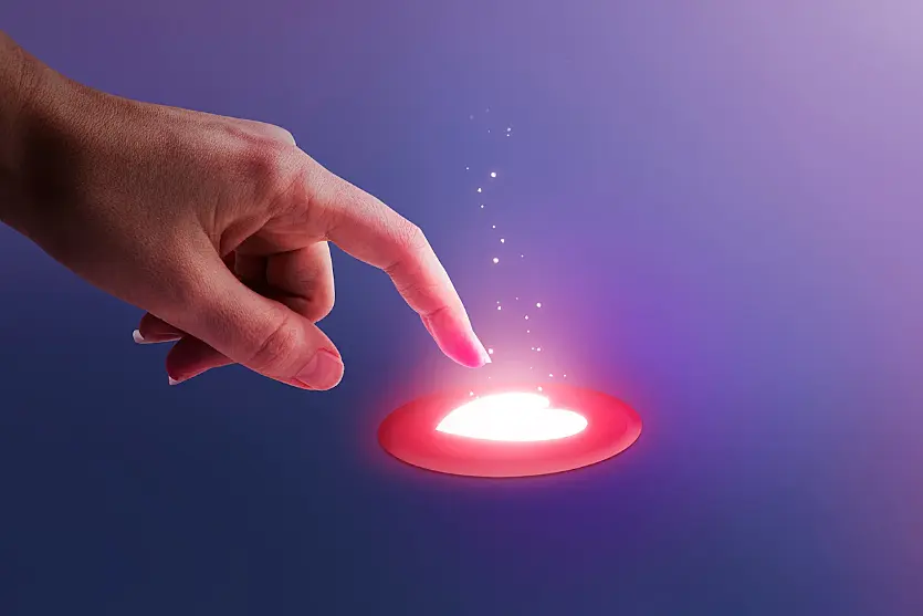 Persona haciendo clic en el botón Me Gusta en redes sociales