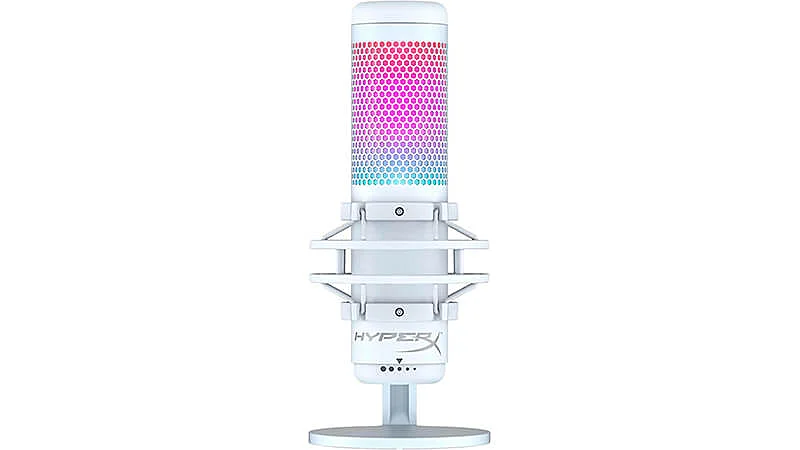 imagem que mostra um microfone de mesa HyperX QuadCast S na cor branca com iluminação RGB