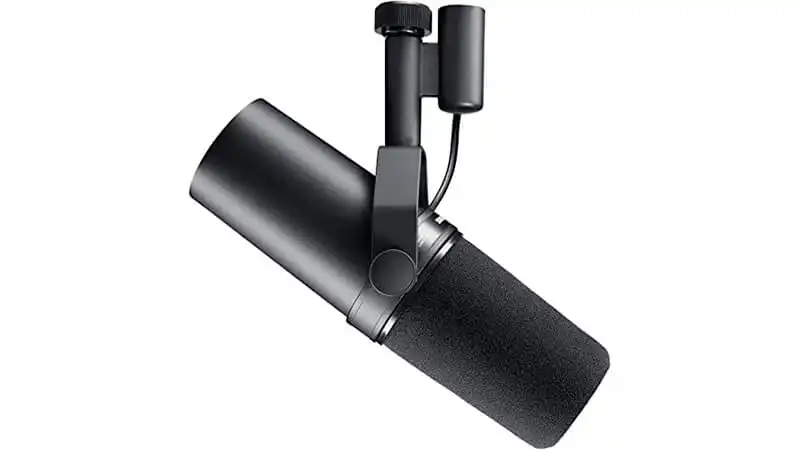 imagem de um microfone dinâmico Shure SM7B suspenso em um suporte