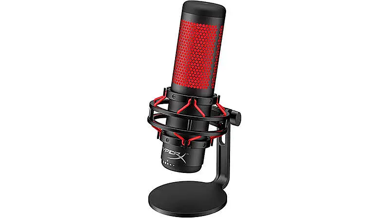 imagem de um microfone para PC HyperX Quadcast com led vermelho em cima de um shock mount
