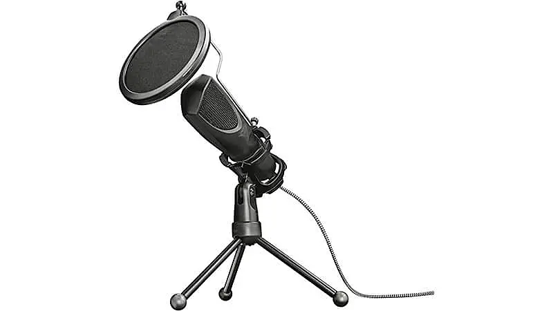 imagem de um microfone para PC GXT 232 Mantis em cima de um tripe equipado com um filtro