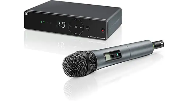 foto de um microfone sem fio e um receptor da Sennheiser