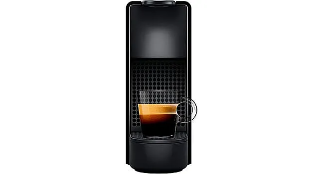 foto de uma cafeteira Nespresso Essenza Mini na cor preta com uma xícara de café pela metade na bandeja