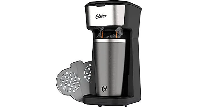 foto de uma mini cafeteira Oster Inox com um copo termico na bandeja