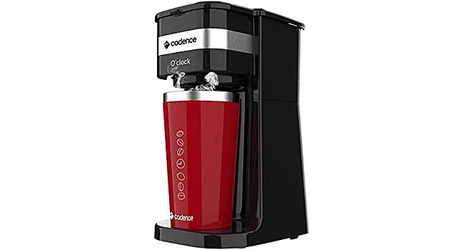 foto de uma mini cafeteira Cadence O'Clock com um copo térmico vermelho na bandeja