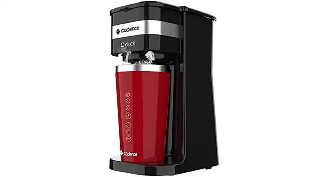 foto de uma mini cafeteira Cadence O'Clock com um copo térmico vermelho na bandeja