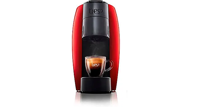 foto de uma mini cafeteira Três Corações LOV Premium na cor vermelha com uma xícara de café cheia
