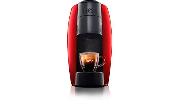 foto de uma mini cafeteira Três Corações LOV Premium na cor vermelha com uma xícara de café cheia