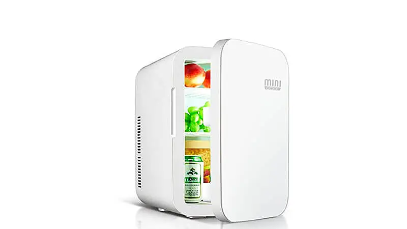 imagem de uma mini geladeira Minicool na cor branca com a porta aberta e alguns produtos dentro