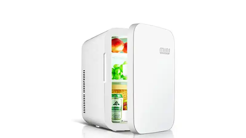 imagem de uma mini geladeira Minicool na cor branca com a porta aberta e alguns produtos dentro