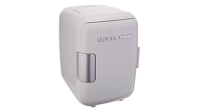 imagem de uma mini geladeira Multilaser na cor branca com a porta fechada
