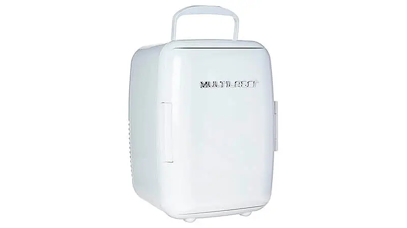 imagem de uma mini geladeira Multilaser TV011 na cor branca com a porta fecha e uma alça para transporte
