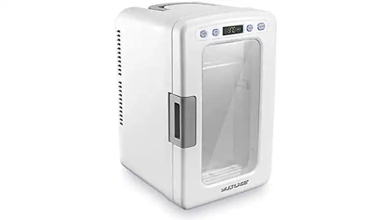imagem de uma mini geladeira Multilaser TV015 na cor branca com porta transparente e um monitor de temperatura digital