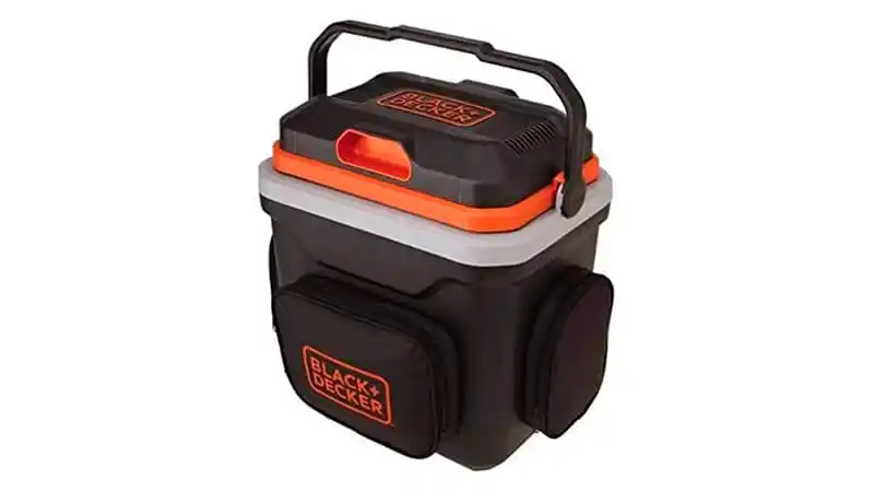 imagem de uma mini geladeira BLACK+DECKER na cor preta com detalhes laranjas, bolsos laterais, tampa fechada e alça para transporte