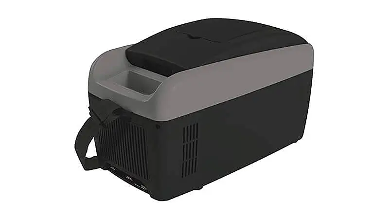 imagem de uma mini geladeira BLACK+DECKER na cor preta com a tampa fechada e uma alça de transporte