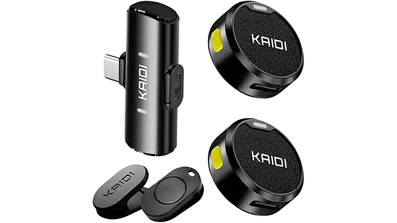 imagem que mostra dois mini microfones de karaokê da Wootrip, um conector P2, uma bolsa e uma pessoa usando o microfone