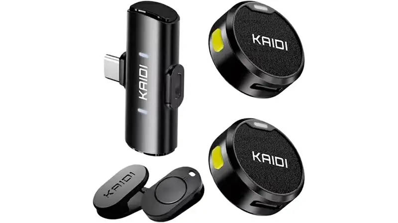 imagem que mostra dois mini microfones de karaokê da Wootrip, um conector P2, uma bolsa e uma pessoa usando o microfone