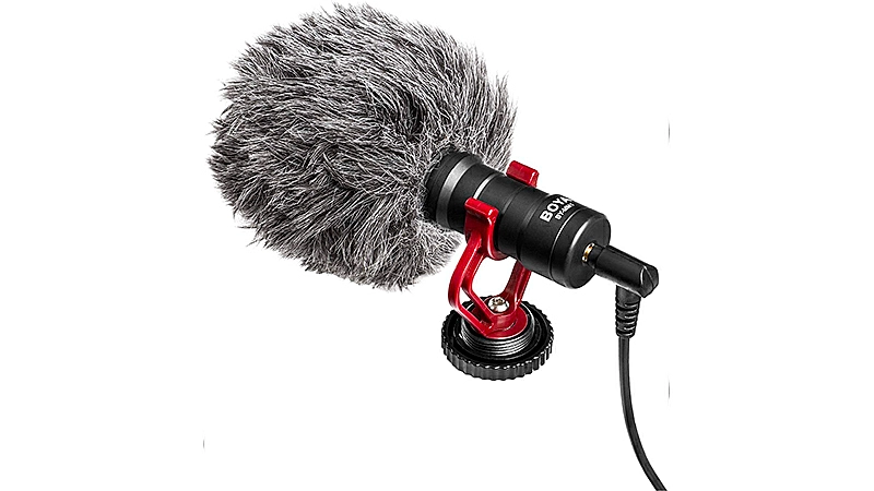 imagem de um mini microfone para câmera da Mirfak ao lado de alguns acessórios