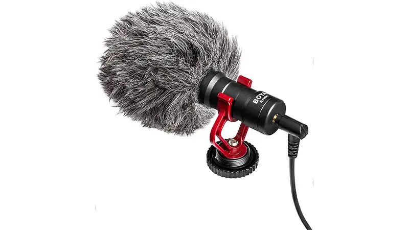 imagem de um mini microfone para câmera da Mirfak ao lado de alguns acessórios