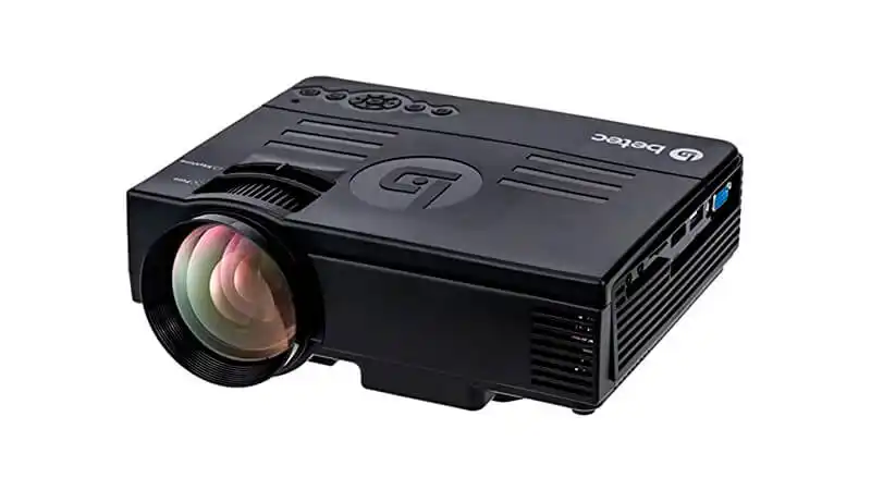 imagem de um mini projetor BETEC Bt810 na cor preta