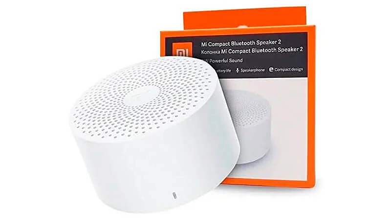 imagem de um mini speaker Xiaomi Mi Compact 2 na cor branca ao lado da caixa