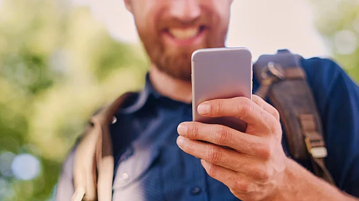 foto de un hombre usando su smartphone