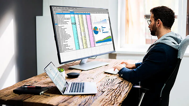 Foto de uma mulher sentada utilizando um notebook