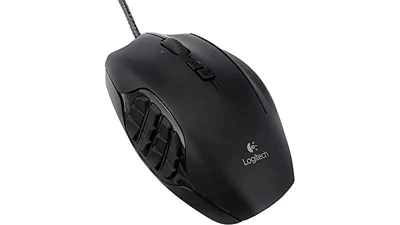 imagem de um mouse Logitech G600 na cor preta com 12 botões na lateral esquerda
