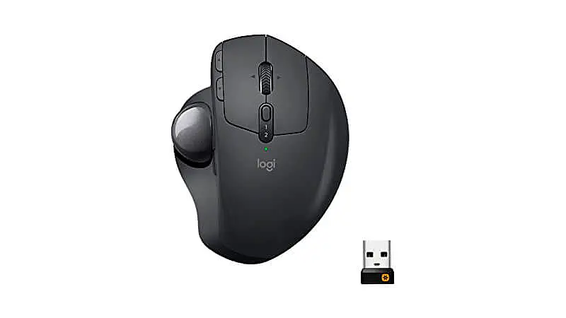imagem de um mouse Logitech MX ergo na cor preta, equipado com uma trackball no lado esquerdo e ao lado de um receptor USB