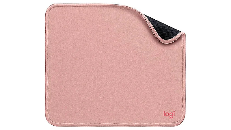 imagem de um mouse pad Logitech Studio Series na cor rosa com a ponta direito superior dobrada