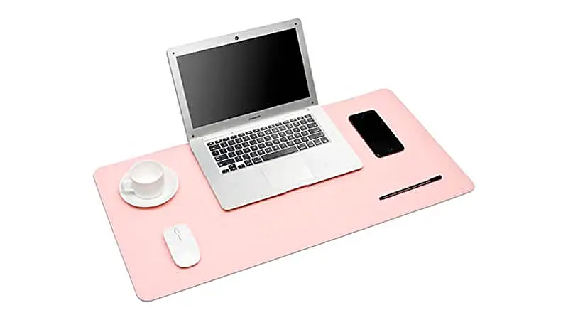 imagem de um mouse pad Eddias na cor rosa com um mouse, uma xicara, um celular e um notebook apoiados em cima