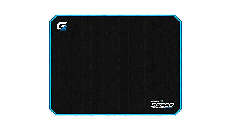 imagem de um mouse pad da Fortrek com bordas azuis