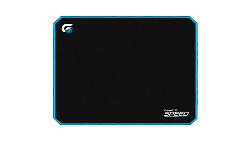 imagem de um mouse pad da Fortrek com bordas azuis