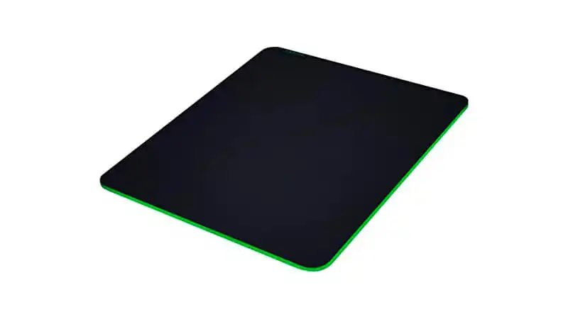 imagem de um mousepad gamer Razer Gigantus na cor preta com bordas costuradas na cor verde